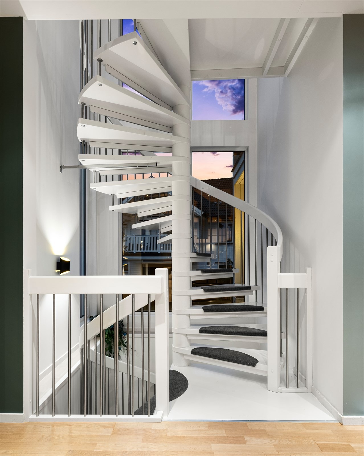 Store vindusflater i trapperom til 2. etg. Galleribilde