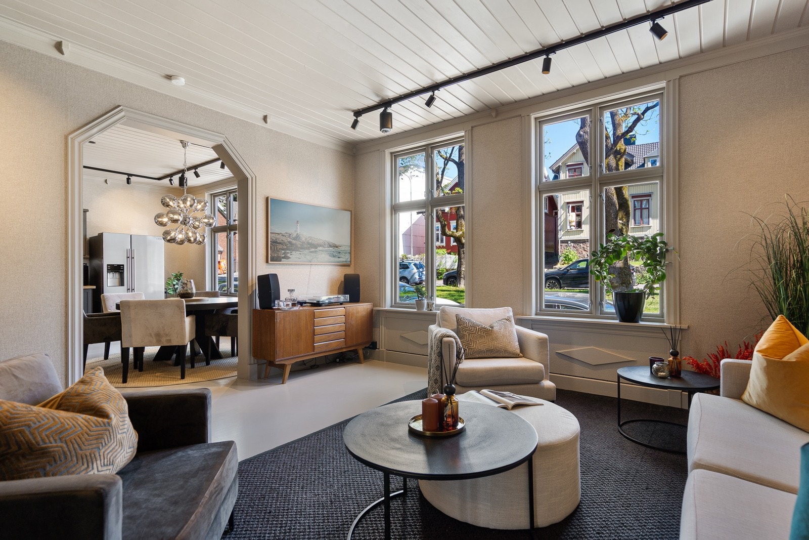 Stuen har en lun og behagelig atmosfære med malte veggflater og klassisk panel i taket. Galleribilde