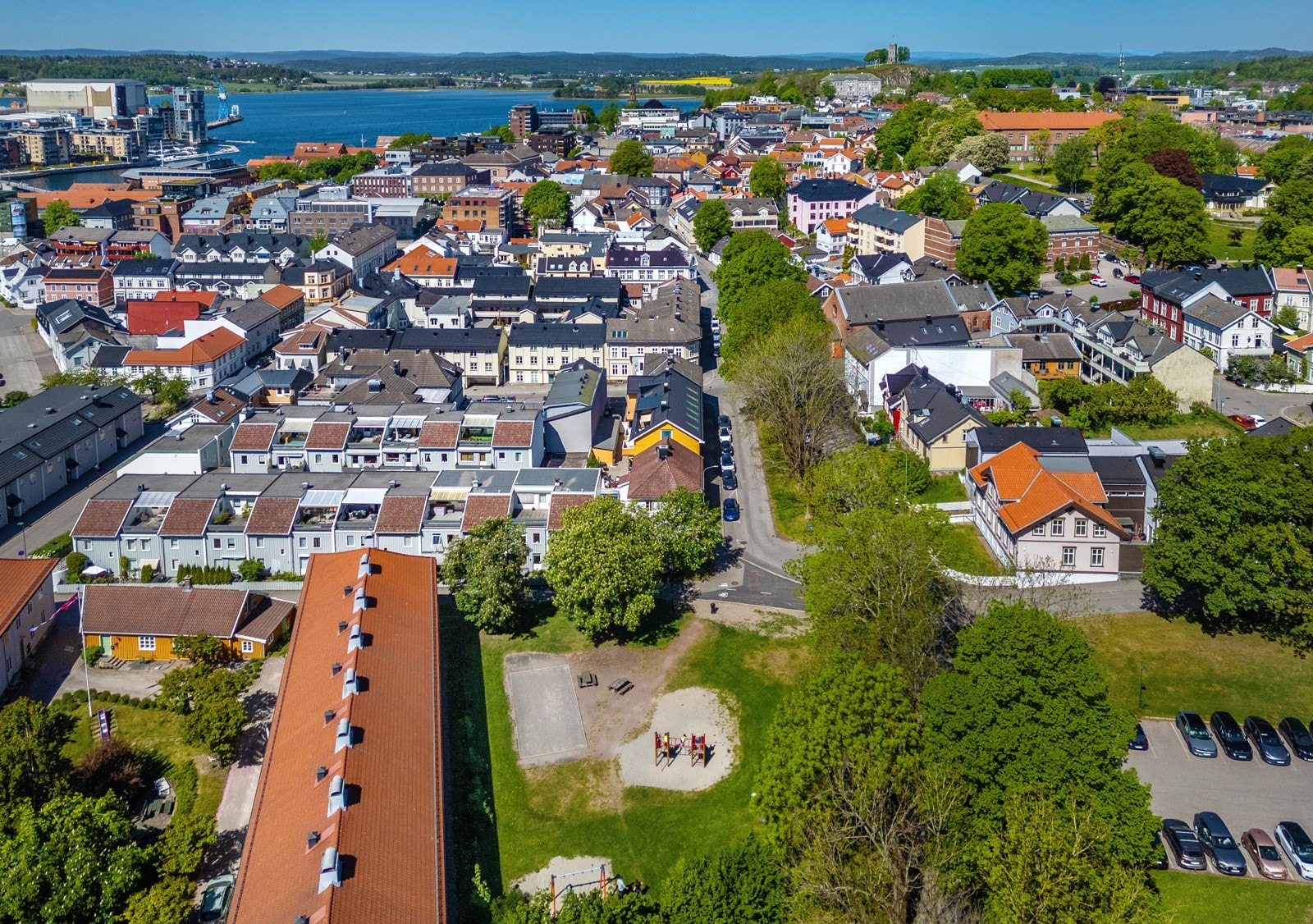Gangavstand til sykehus, skole, barnehage, bibliotek, svømmehall, samt buss- og jernbanestasjon. Galleribilde