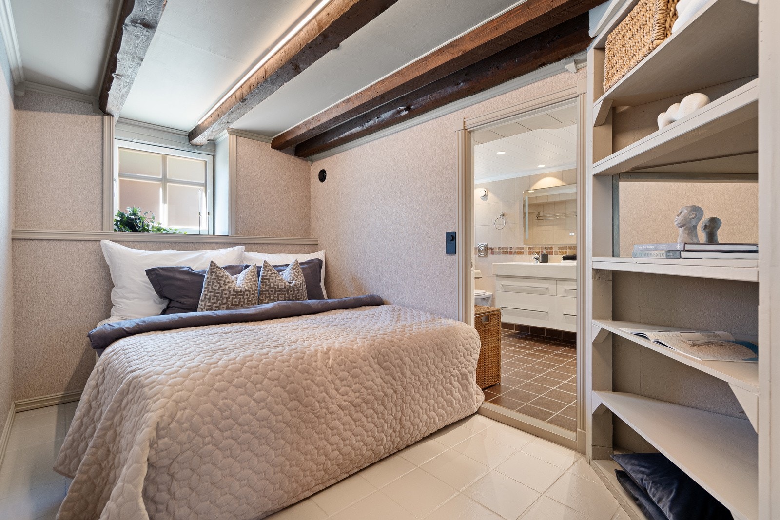 Koselig rom i underetasje - innredet som soverom Galleribilde