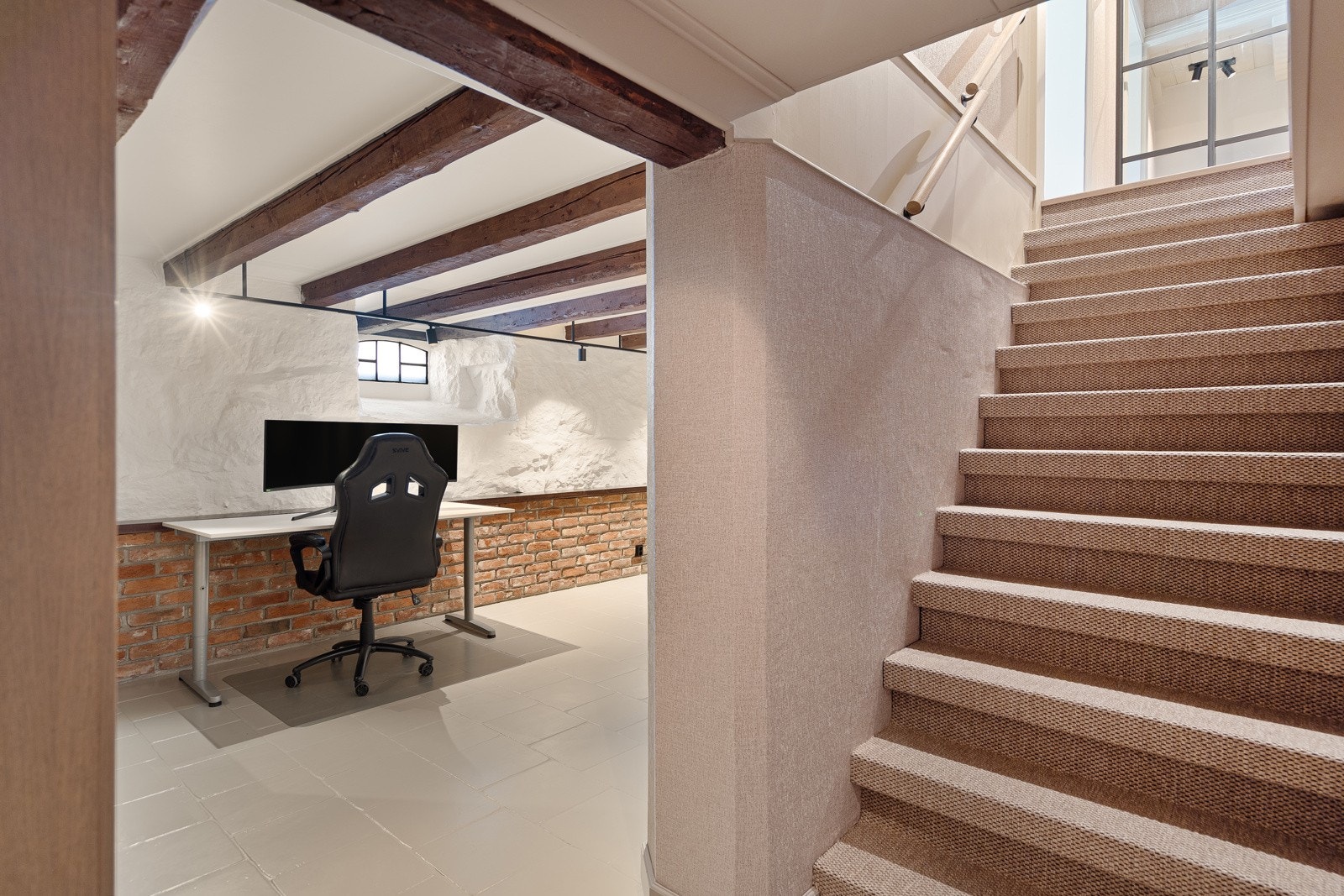 Underetasjen er innredet som en egen, lun og funksjonell sone - perfekt for deg som ønsker ekstra plass til gjester, hobbyaktiviteter eller hjemmekontor. Galleribilde