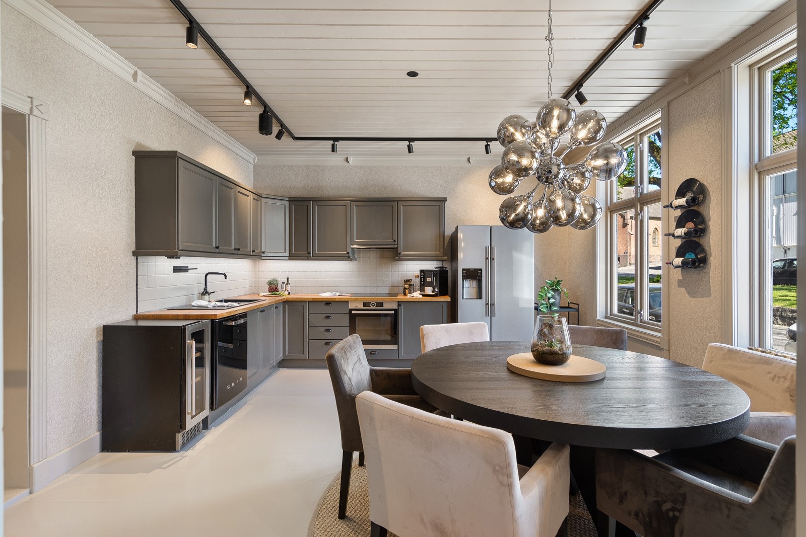 Kjøkkenet er både stilrent og praktisk, med profilerte fronter og heltre benkeplate som gir en lun og solid følelse. Galleribilde