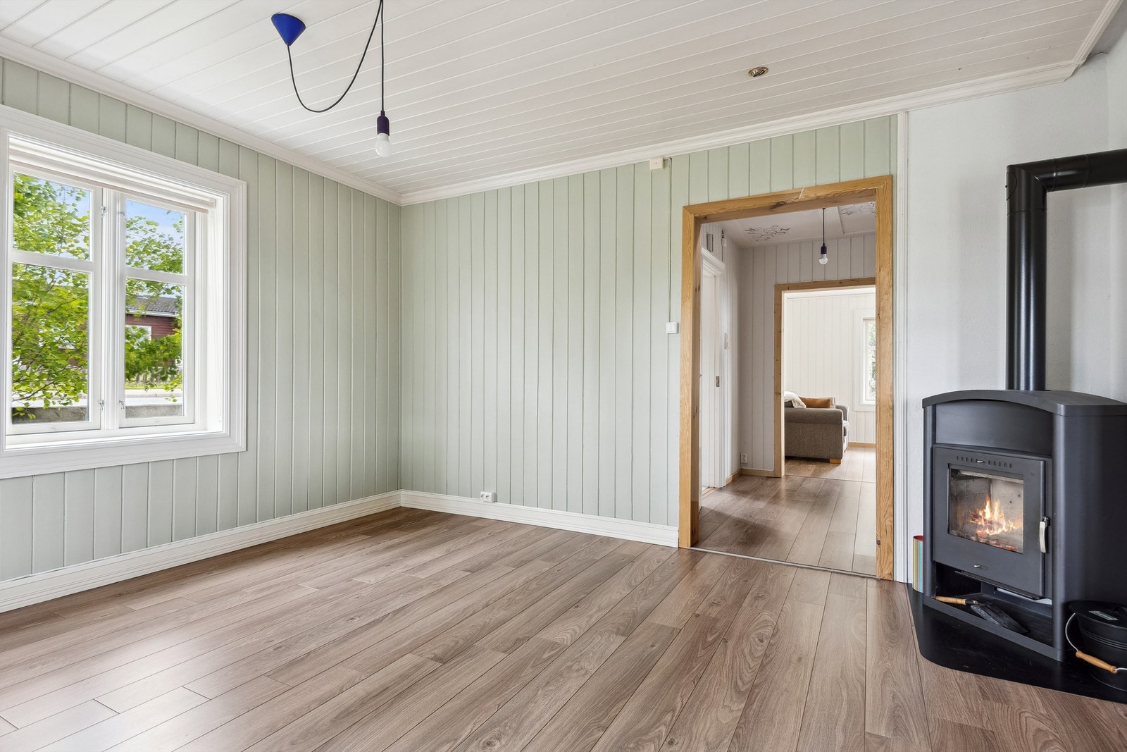 Spisestuen har vedovn for ekstra varme og en hyggelig atmosfære hele året. Galleribilde