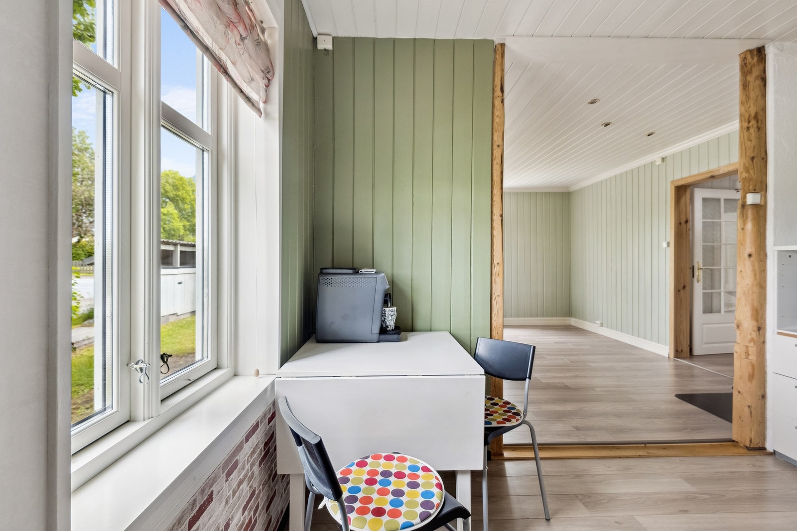 I tilknytning til kjøkkenet ligger spisestuen Galleribilde