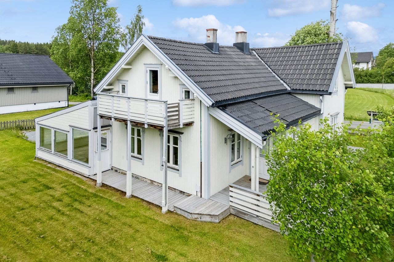 Velkommen til Kjusvegen 2! Eneboligen er opprinnelig fra 1910, men er modernisert og tilbygget i senere tid. Galleribilde