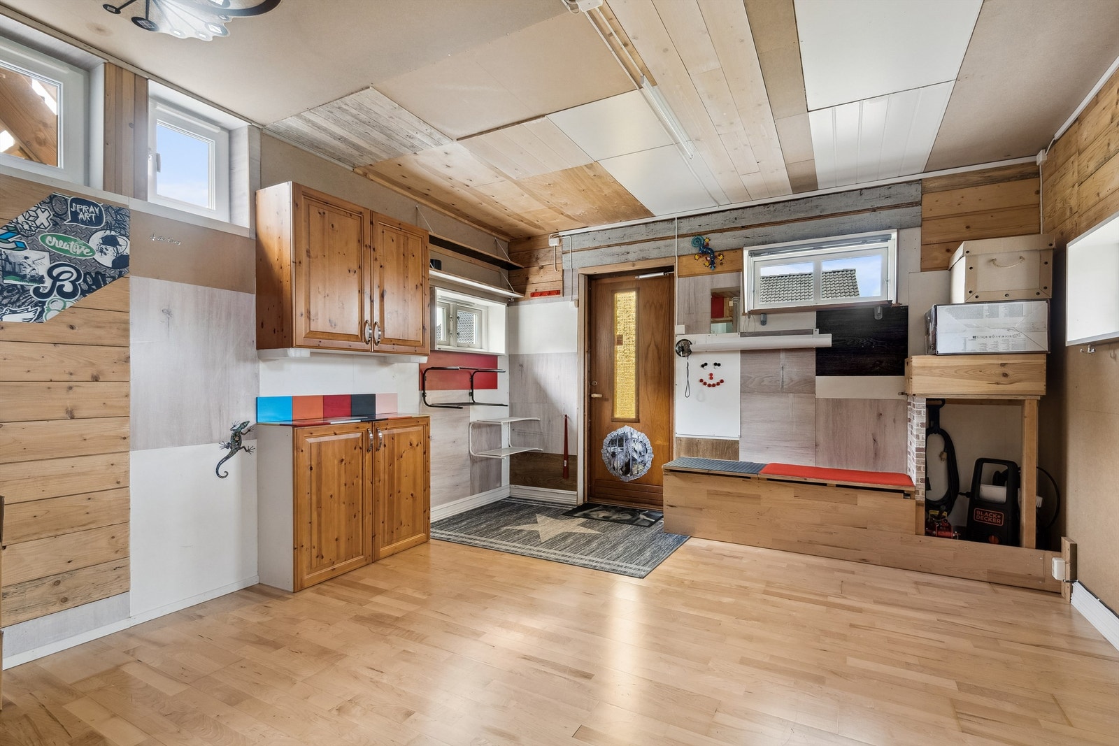 Stor bod/verksted i første etasje gir utmerkede lagringsmuligheter Galleribilde