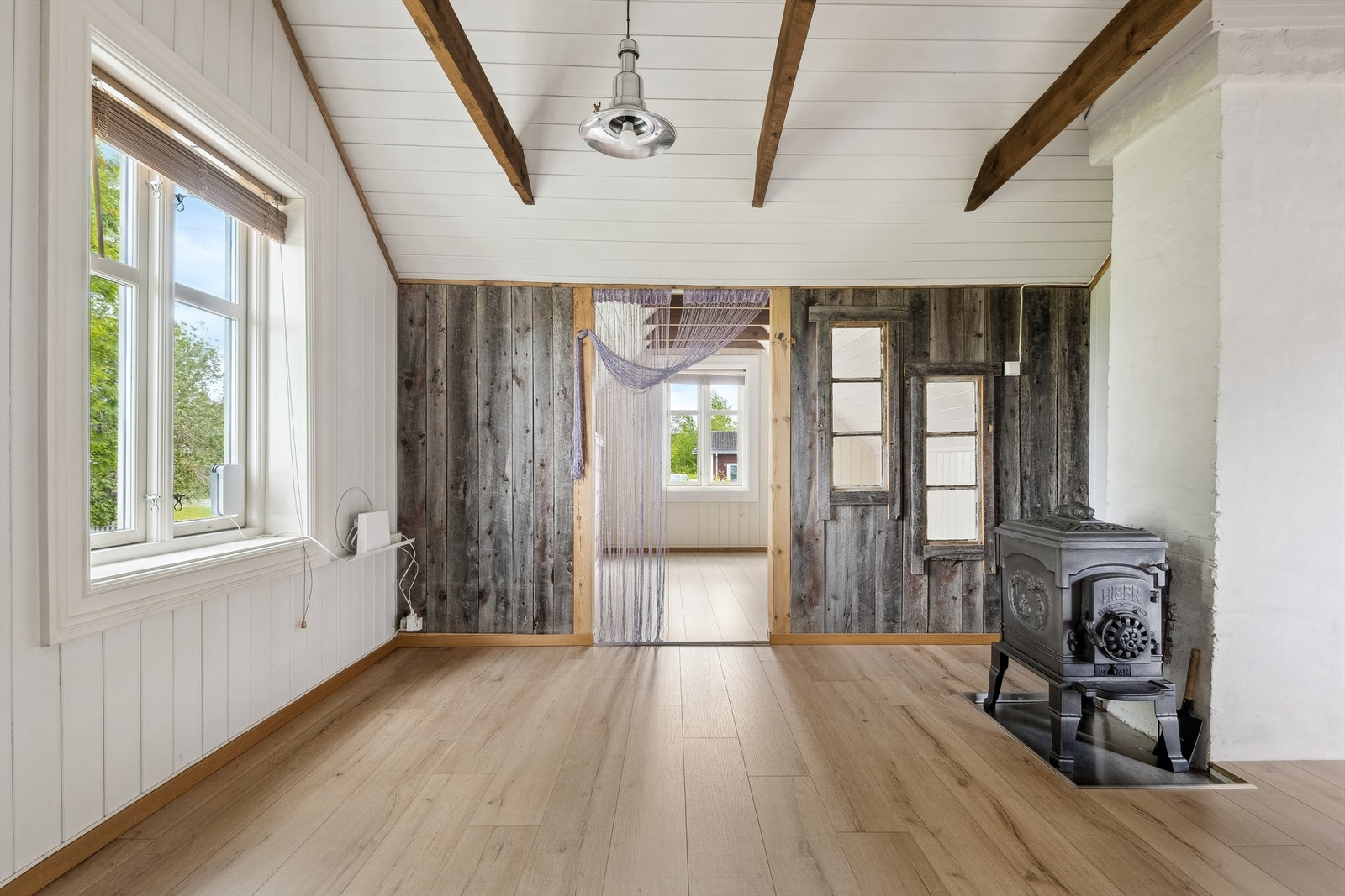 Rustikke vegger gir loftsstuen særpreg og et spennende interiøruttrykk. Galleribilde