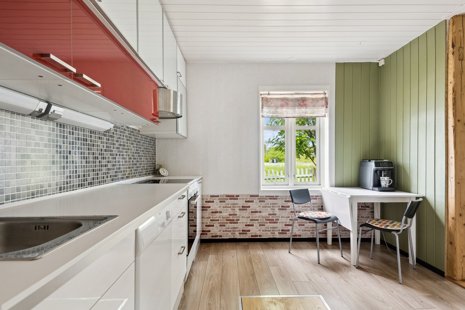 Kjøkkenet har bra med skapplass Galleribilde