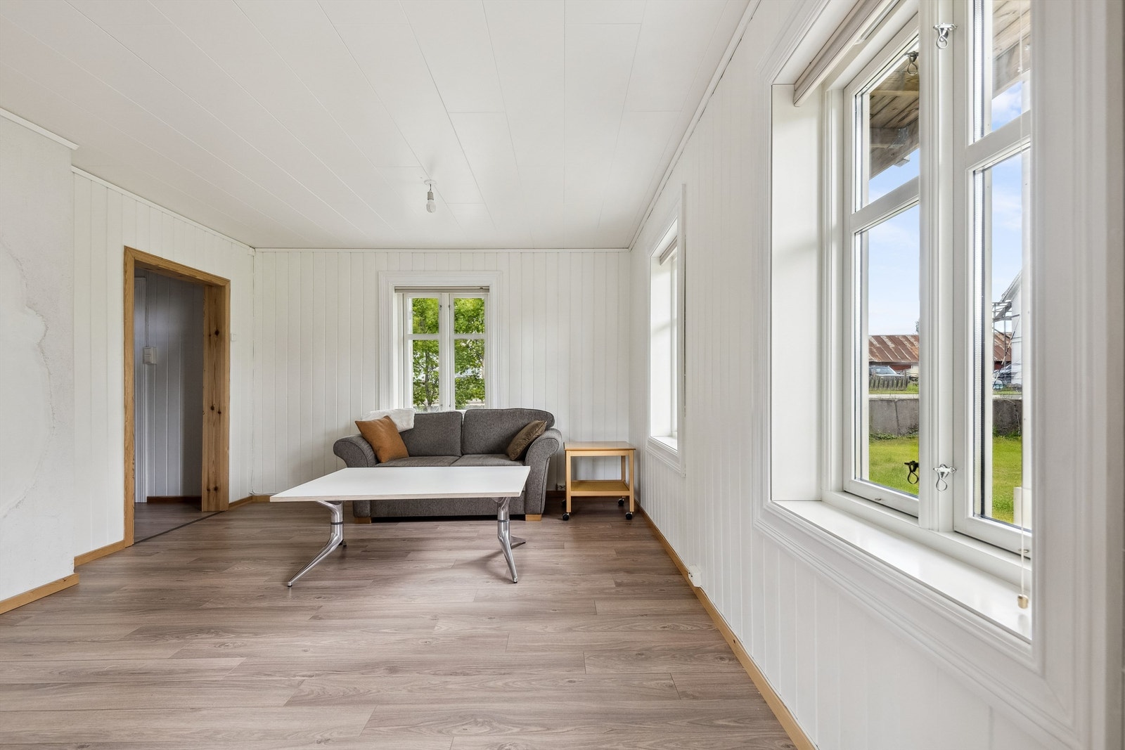 Fra stuen er det utgang til en romslig terrasse Galleribilde