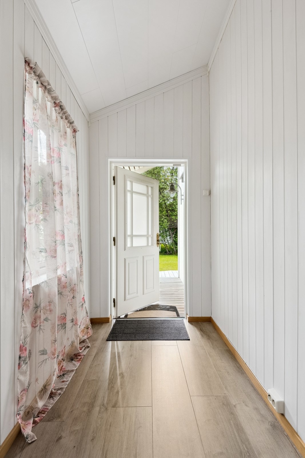 Velkommen inn! Entré med garderobeløsning i motsatt ende. Galleribilde