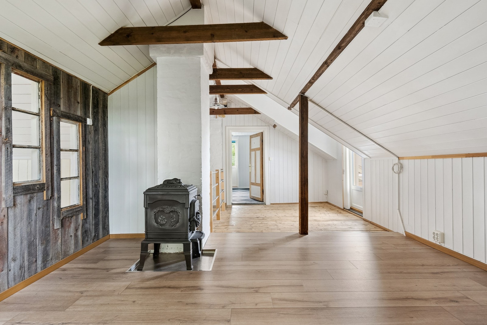 Stuen i 2. etasje har vedovn av typen Bjørn og karakteristiske detaljer. Galleribilde