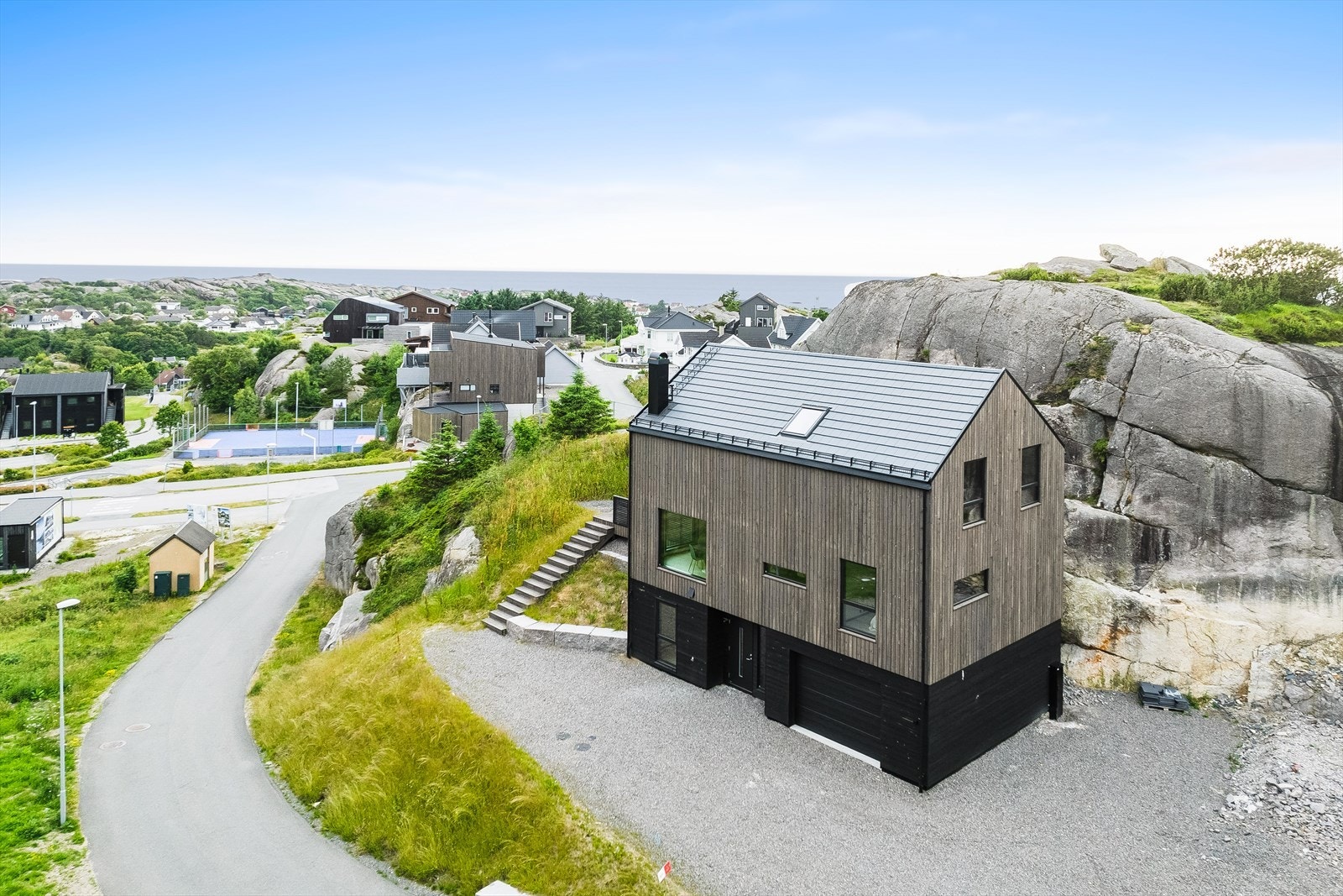 Velkommen til Skoratuå 4 - Flott nyoppført enebolig med godt innhold og garasje - nydelig utsikt og gode solforhold. Fotograf: Robin Malm Galleribilde