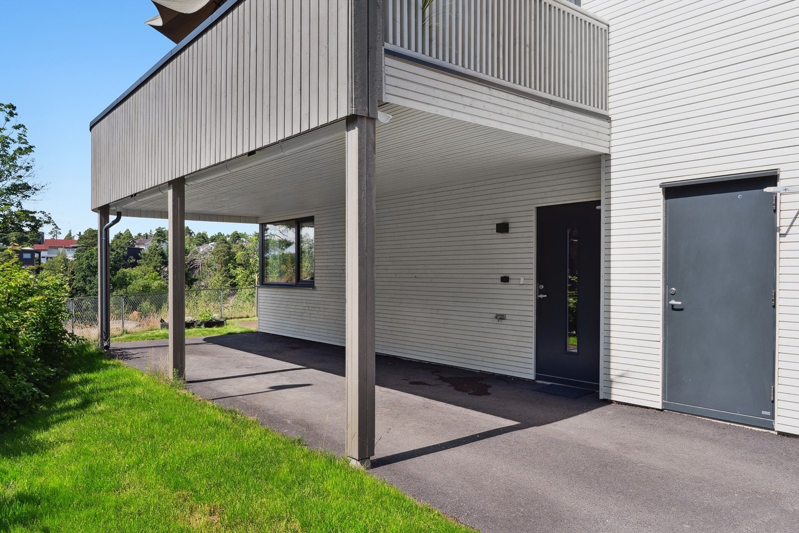 Adkomst til boligen fra bakkeplan, og inn i første etasje. Parkering i carport rett utenfor. Sportsbod på ca 5 kvm. Galleribilde