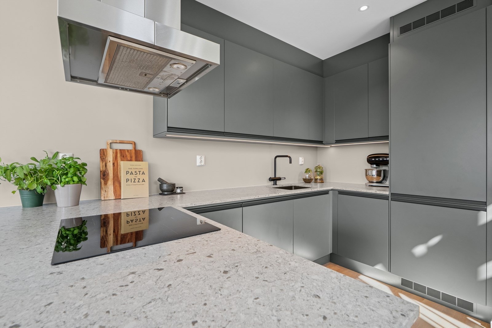 Kjøkkenet har flott benkeplate av stein. Meget god arbeidsplass for den som er glad i å lage mat! Galleribilde