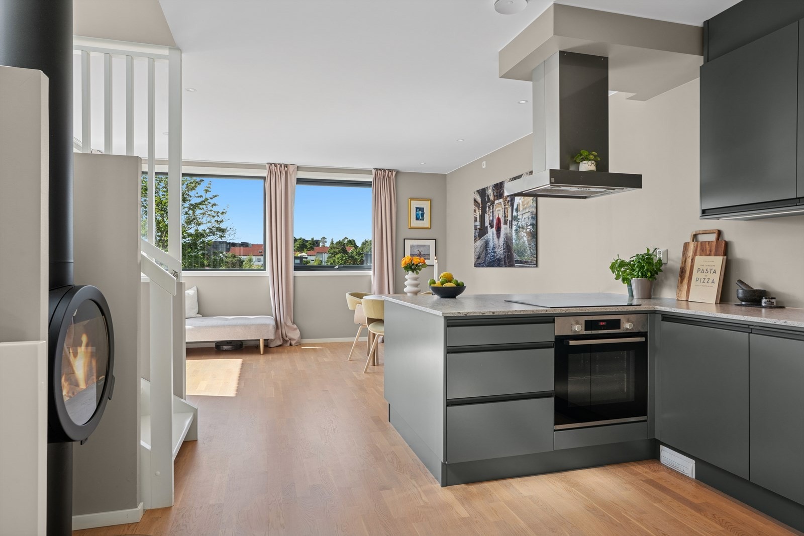 Spisestuen ligger i kombinasjon med kjøkkenet, og er lyst og romslig med store vindusflater som slipper lyset inn fra formiddag til solen går ned. Galleribilde