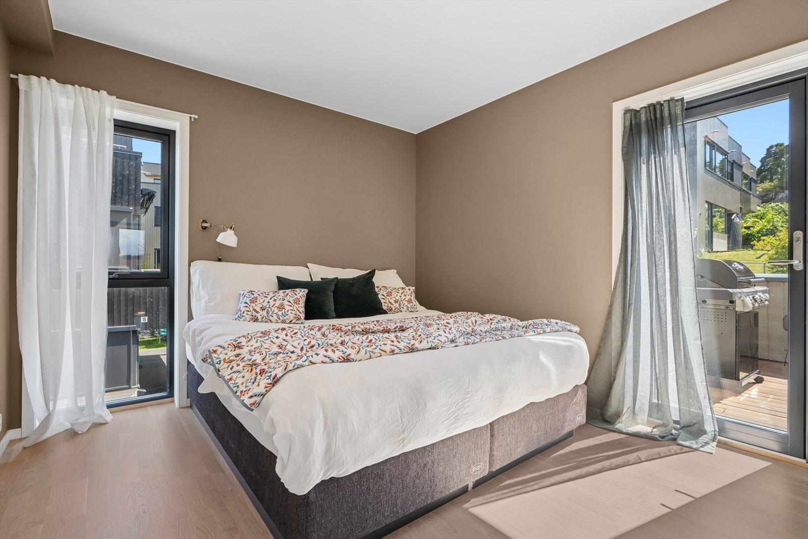 Hovedsoverommet er innredet som en egen suite med separat baderom og garderobeskap. Rommet er malt i en lun fargenyanse, som gir en god atmosfære til rommet. Galleribilde