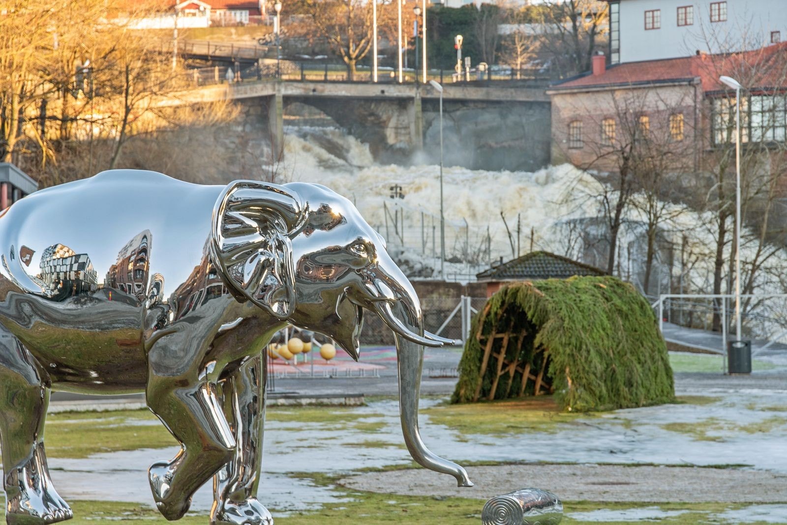 Elefanstskulpturen av kunstner Linda Bakke representerer en historie om hardt arbeid og stolte dager fra en treforedlingstid her på Verket. Galleribilde