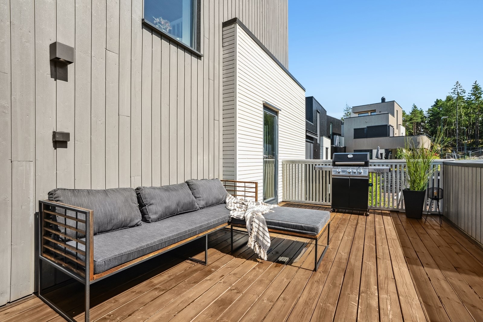 Fin plass til flere hyggelige sittegrupper. Herfra er det også utsyn mot lekeplassen. Galleribilde