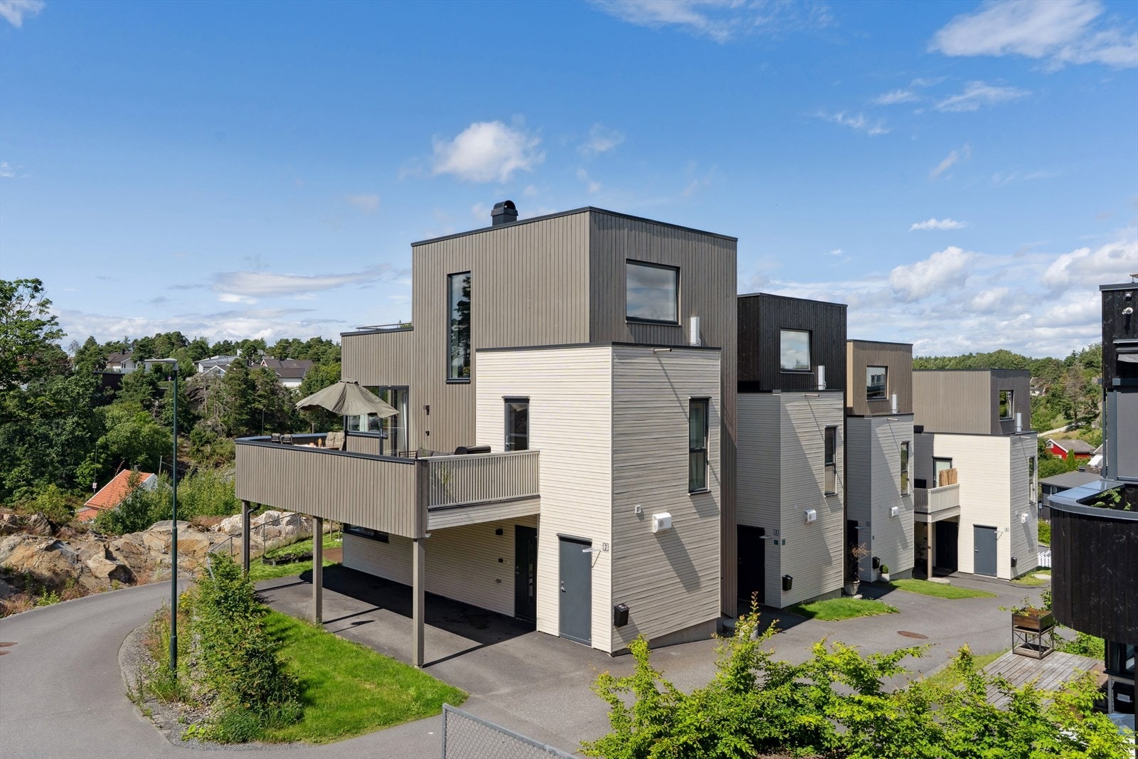 En lekker, kjedet funkisbolig over tre plan, med flere terrasser, spennende planløsning og moderne design. Fasadene ble malt i 2023. Galleribilde