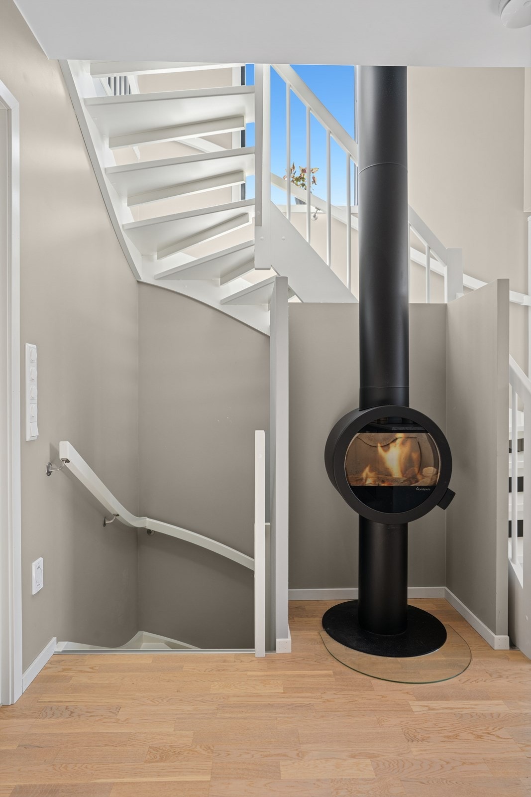 Flott peis ved trappen som gir varme og god stemning i rommet. Galleribilde