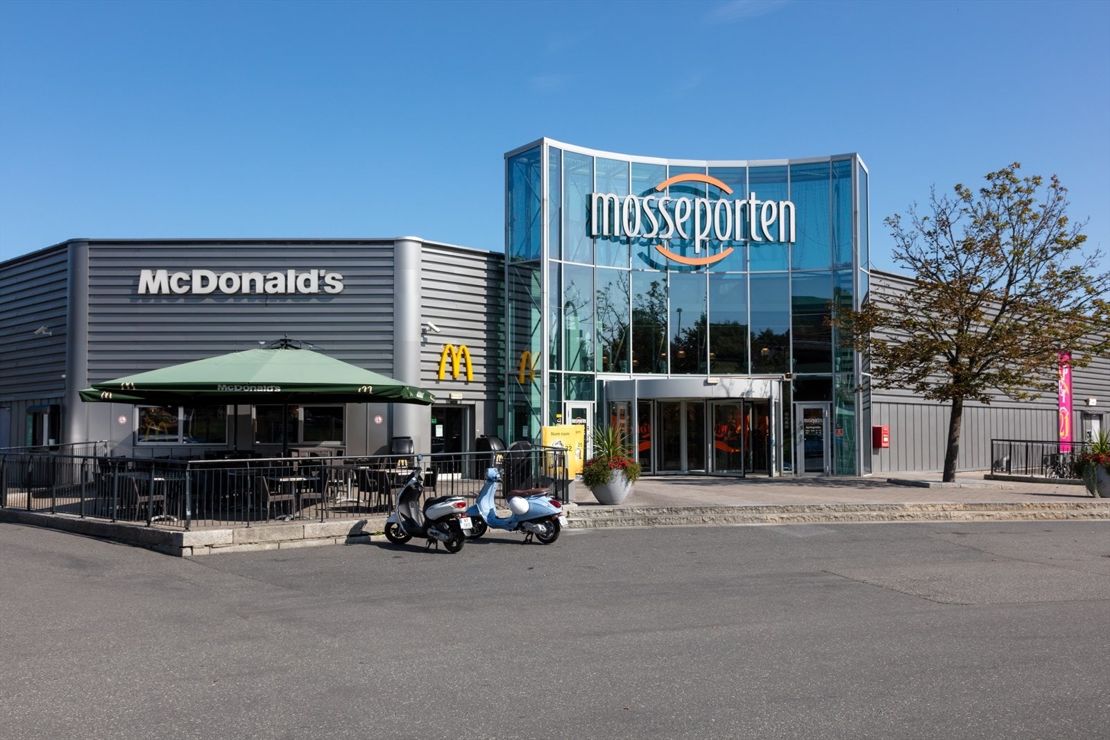 Mosseporten ligger ved avkjøringen til E6 og er noen få minutter med bil fra boligen. Her er det 58 butikker og servicetilbud! Galleribilde