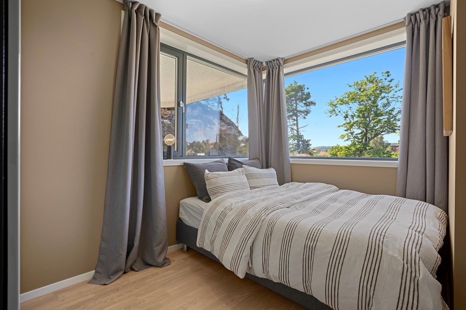 Boligen består av 3 gode soverom, hvorav 2 er beliggende i 1. etasjen. Dette soverommet har garderobeskap og benyttes i dag som gjesterom, men passer også ypperlig som barnerom eller kontor. Galleribilde