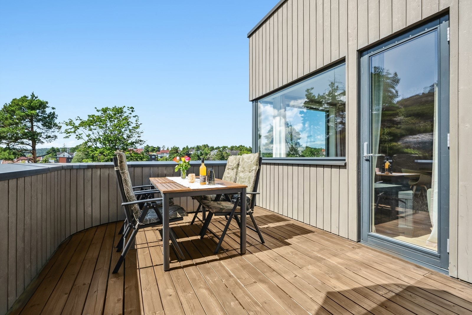 Plass til stort bord hvor middagen kan nytes ute i det fri. Galleribilde