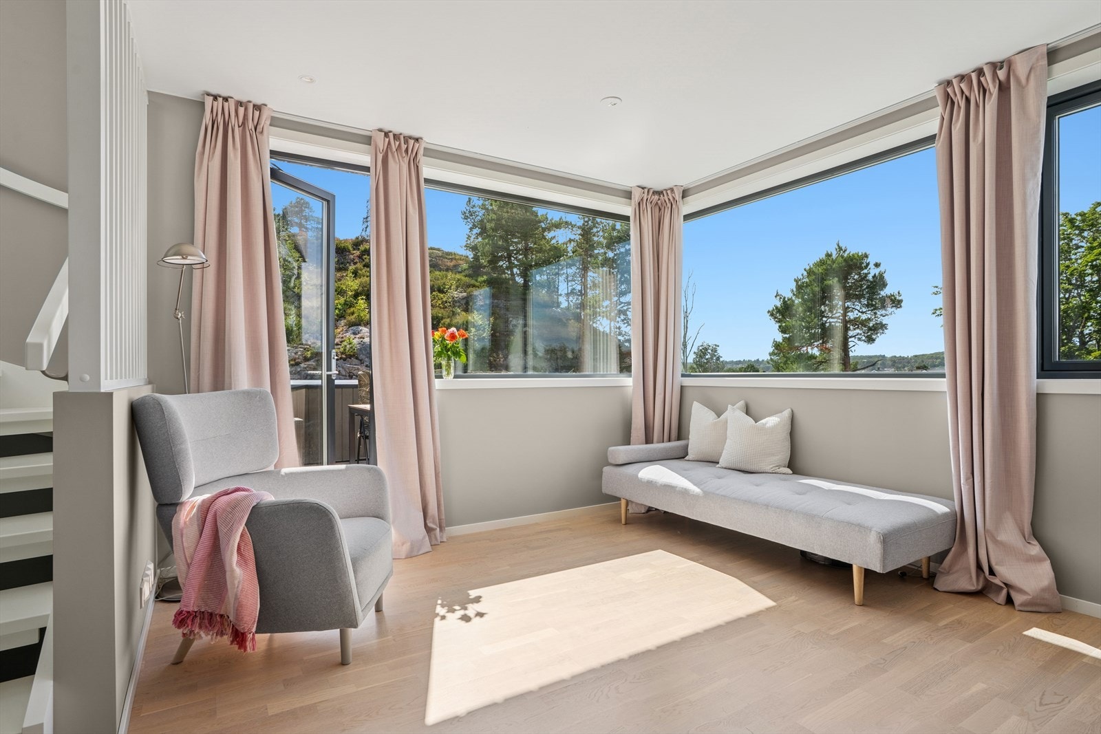 En bolig med nydelige lys- og utsynsforhold. Rommet har usjenerte vinduer. Galleribilde