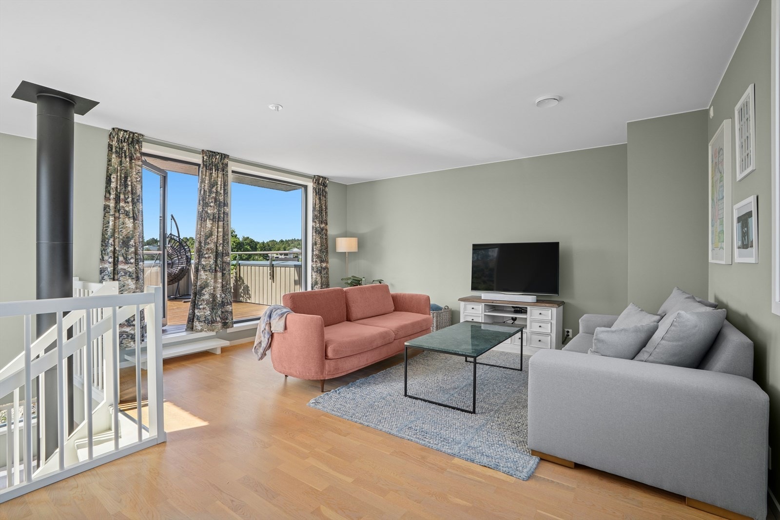 Lys og koselig stue, med fin plass til sofagruppe og TV-møblement. Galleribilde