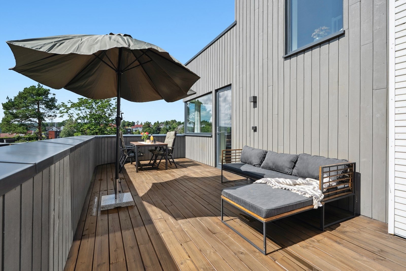 Stor syd-vestvendt terrasse på ca 27 m2. Her er det meget gode solforhold! Galleribilde