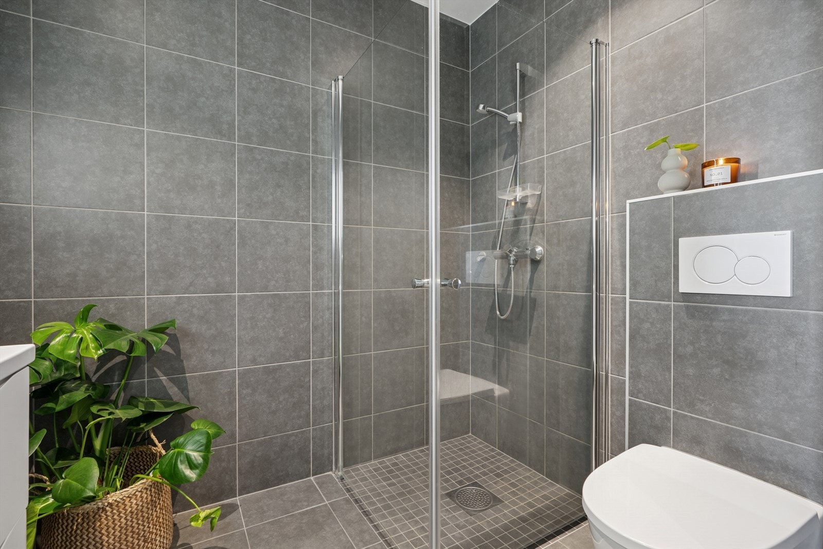 Romslig og lekkert bad i 1. etasje. Galleribilde