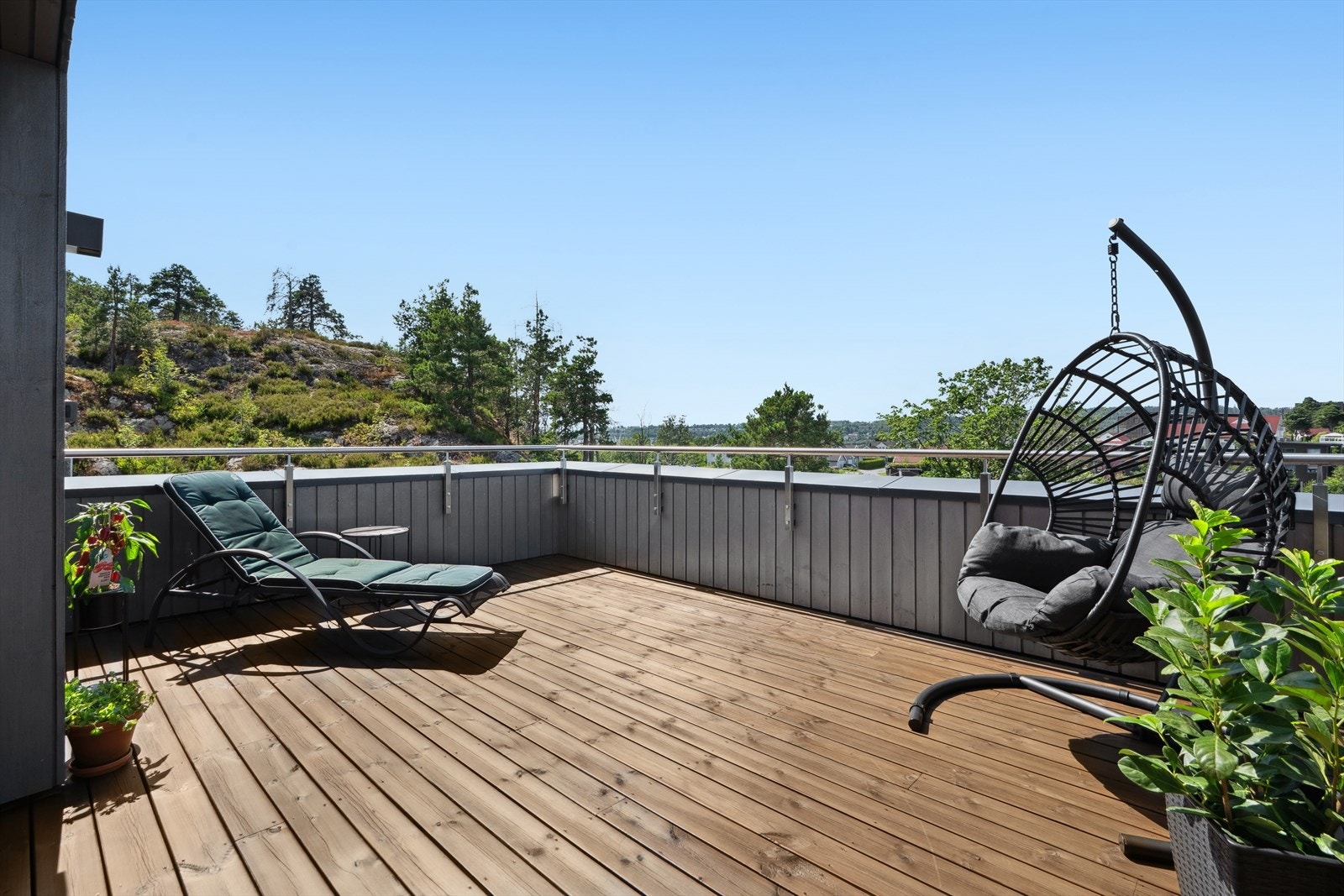 Stuen har utgang til en flott takterrasse på ca. 19 m², med gode solforhold og flott utsikt over nærområdet. Galleribilde