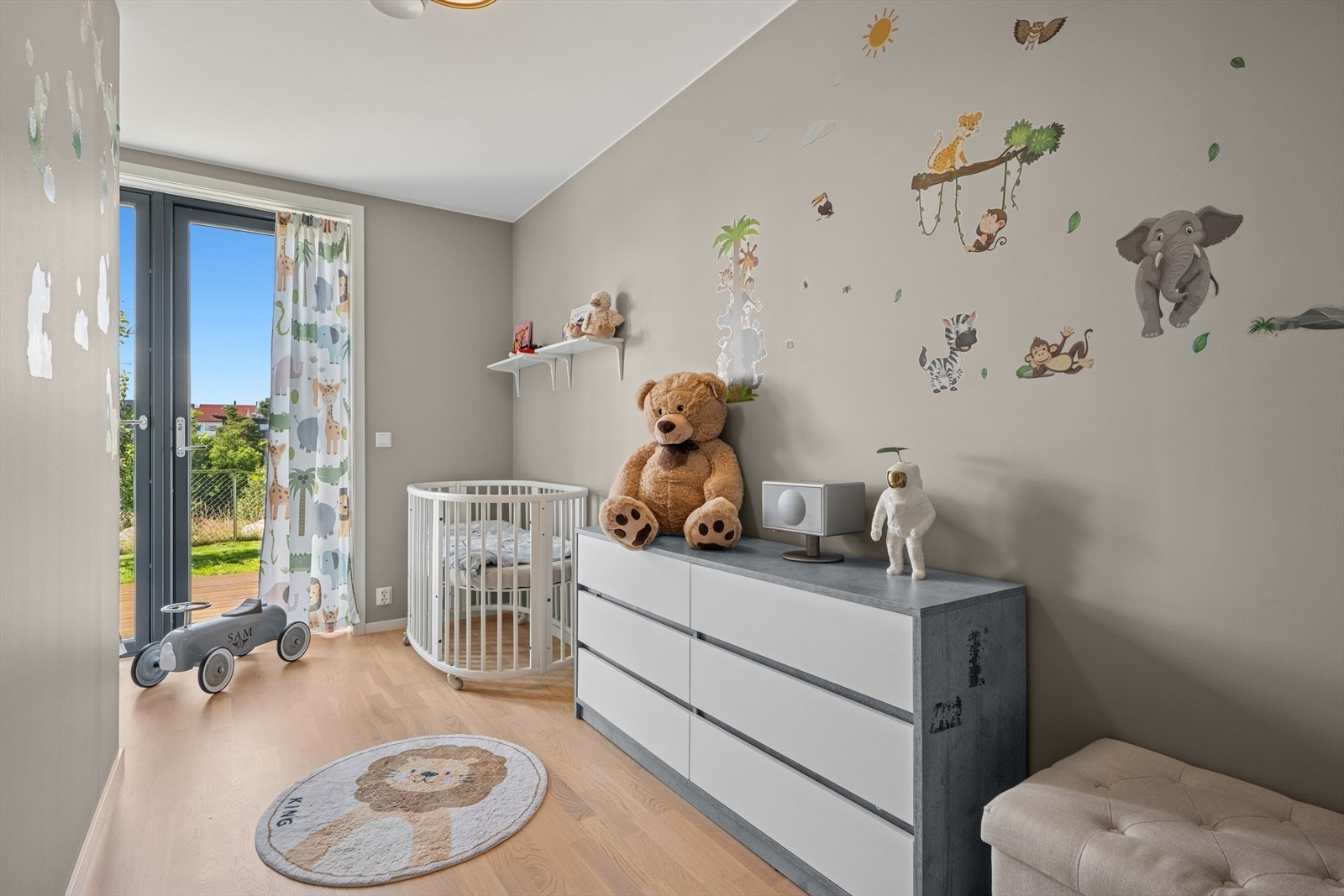 Fra det ene rommet som i dag benyttes som barnerom, er det utgang til velstelt hage med plen og terrasseplatting på ca 10 kvm. Galleribilde