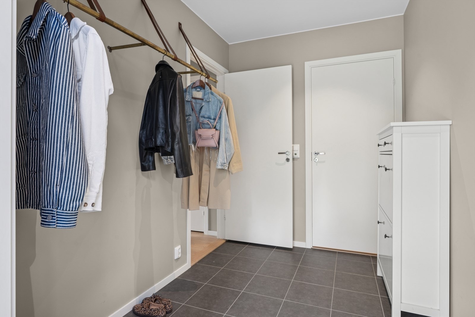 Romslig gang med gulvvarme. Galleribilde