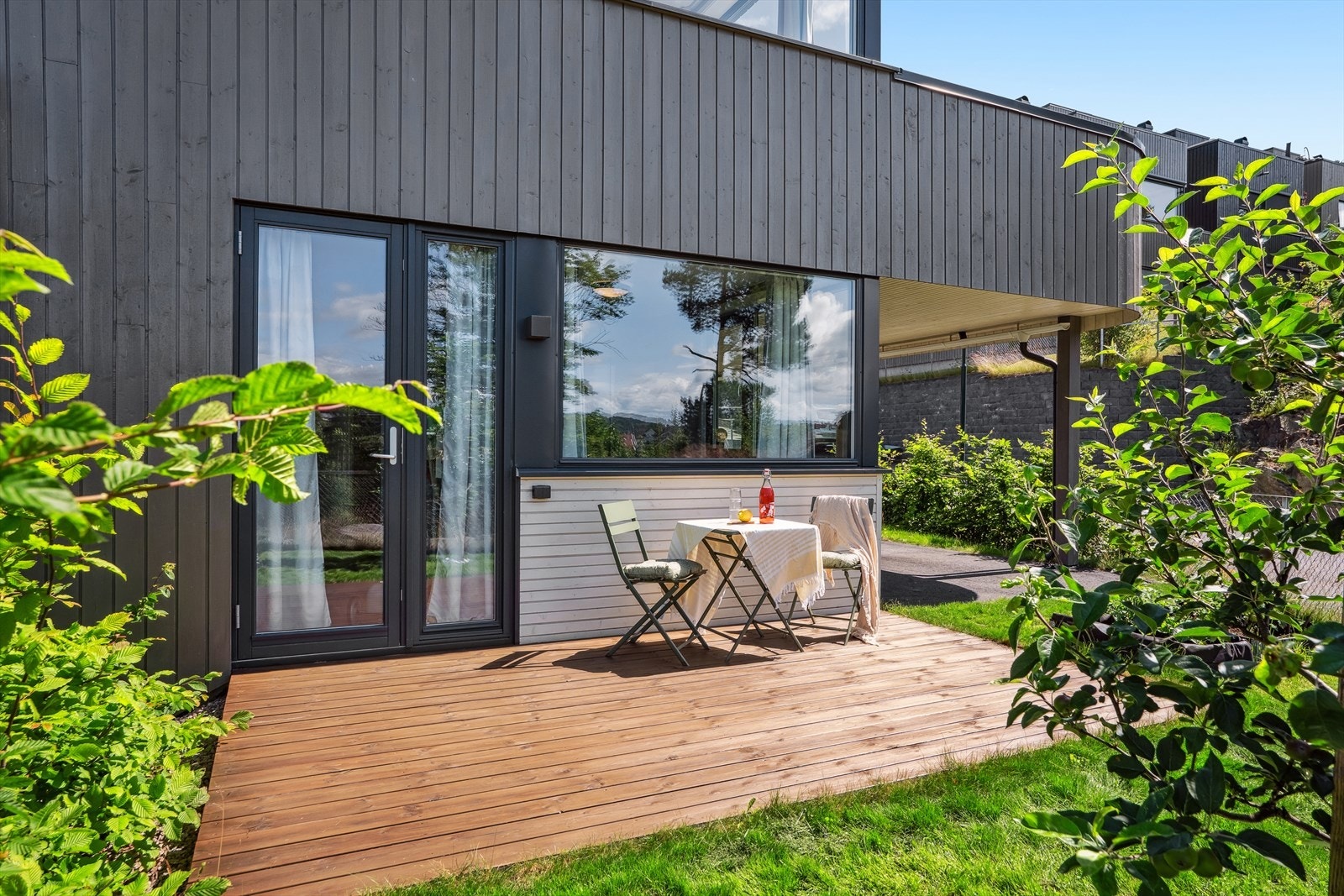 Nydelig hage og terrasse på ca 10 kvm på bakkeplan. Galleribilde