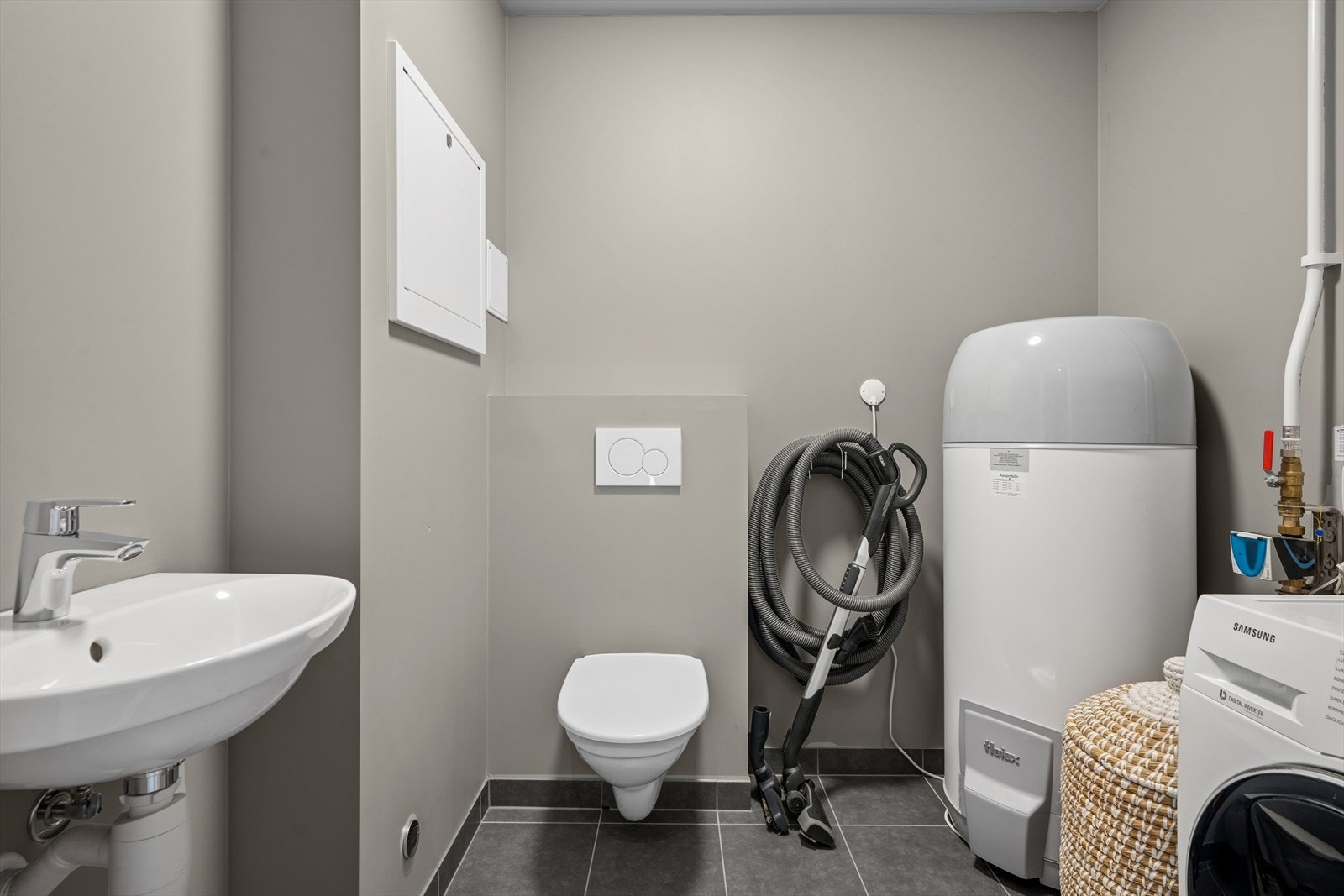 Praktisk for barnefamilier er det i tilknytning til entreen et vaskerom/teknisk rom med wc. Rommet er innredet med servant, veggmontert toalett. Det er opplegg og plass for vaskemaskin. Galleribilde