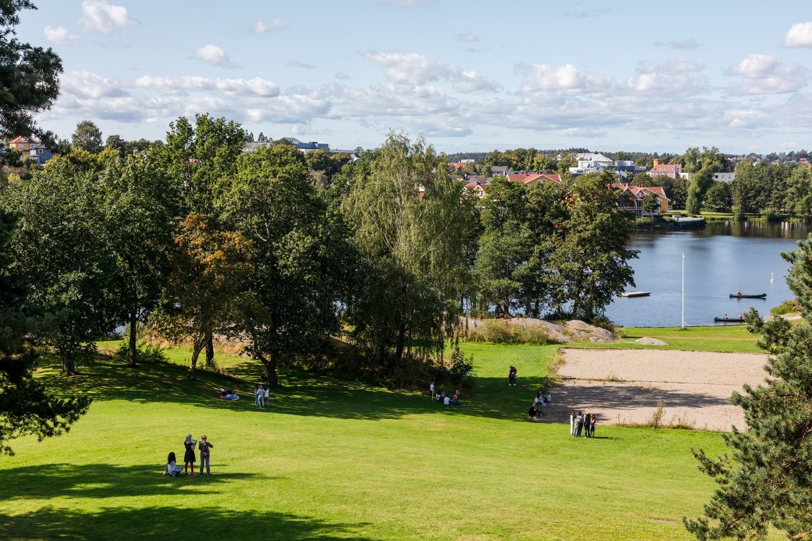 Den flotte nesparken ligger innen gangavstand fra boligen. Et populært friluftsområde like utenfor Moss sentrum ved Mosseelva og Vansjø. Galleribilde