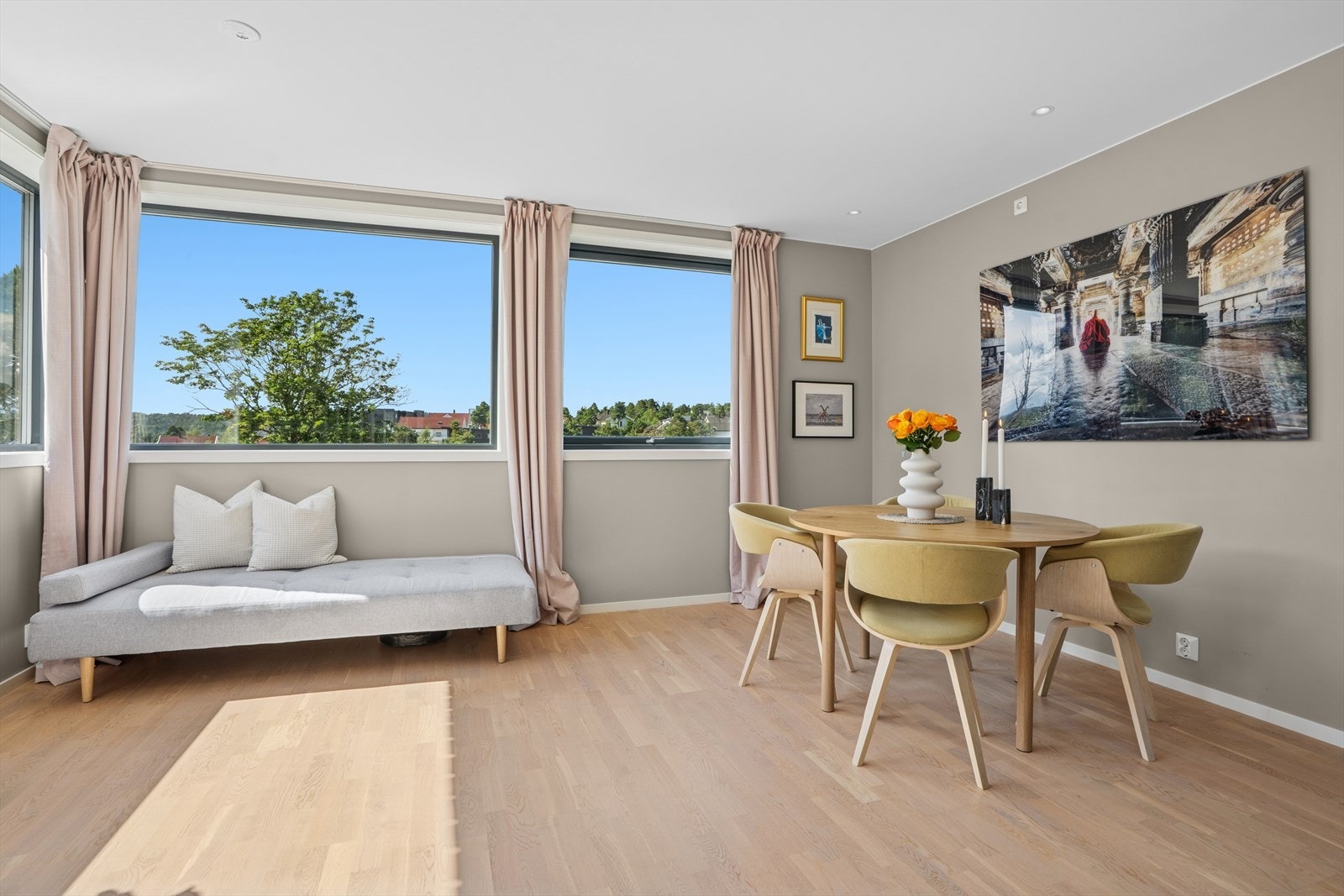 Den fine planløsningen gjør det mulig å innrede i flere soner, enten en ønsker meget stort spisebord eller både spisebord og sofa. Galleribilde