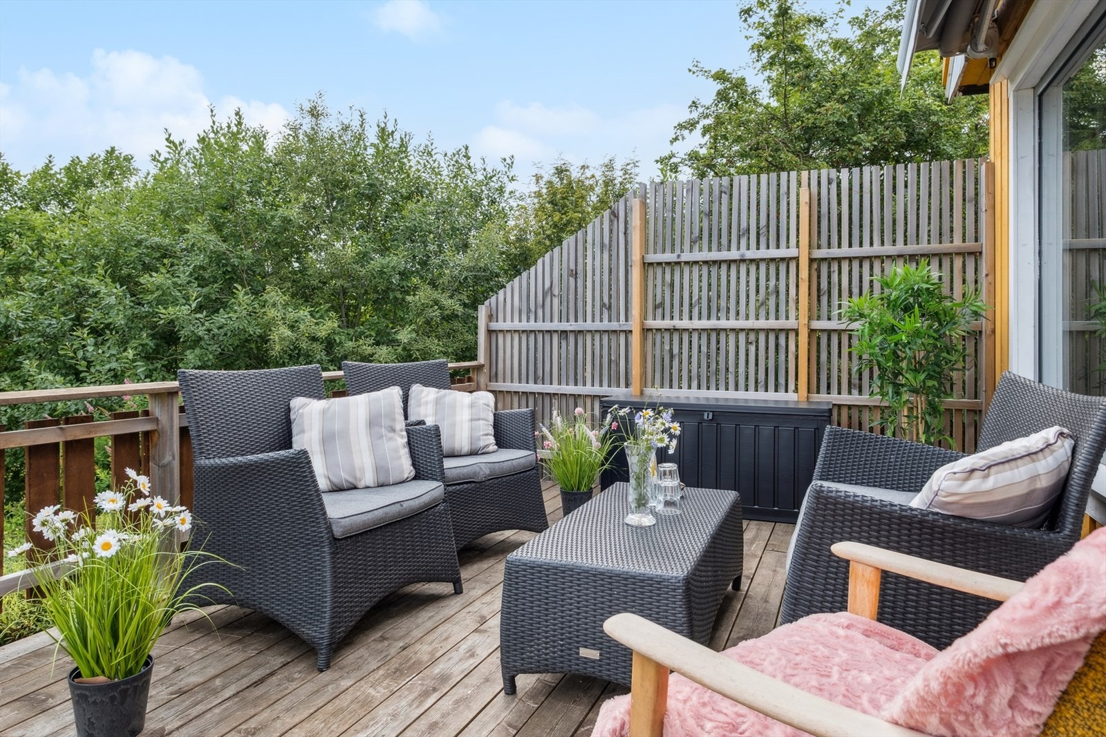 Trivelig terrasse med gode solforhold og skjermet beliggenhet - perfekt for rolige stunder ute. Galleribilde