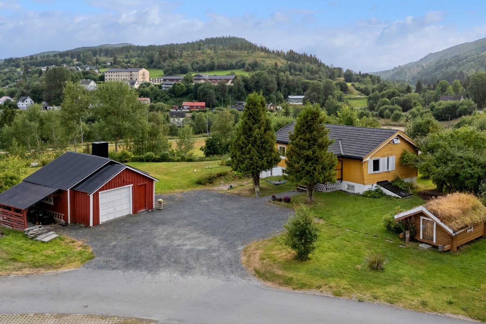 Velkommen til Gartnerivegen 3 - en velholdt enebolig med eiet tomt på hele 1 788m² i grønne og barnevennlige omgivelser. Galleribilde