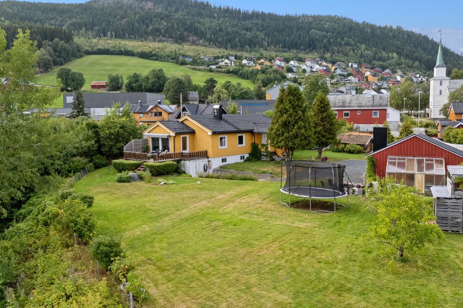 Her får man en flott enebolig med flere gode soverom, stabbur og garasje med kjeller under. Galleribilde