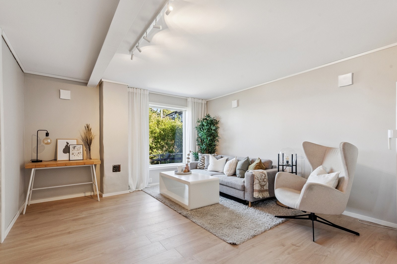 Lys og hyggelig kjellerstue. Galleribilde