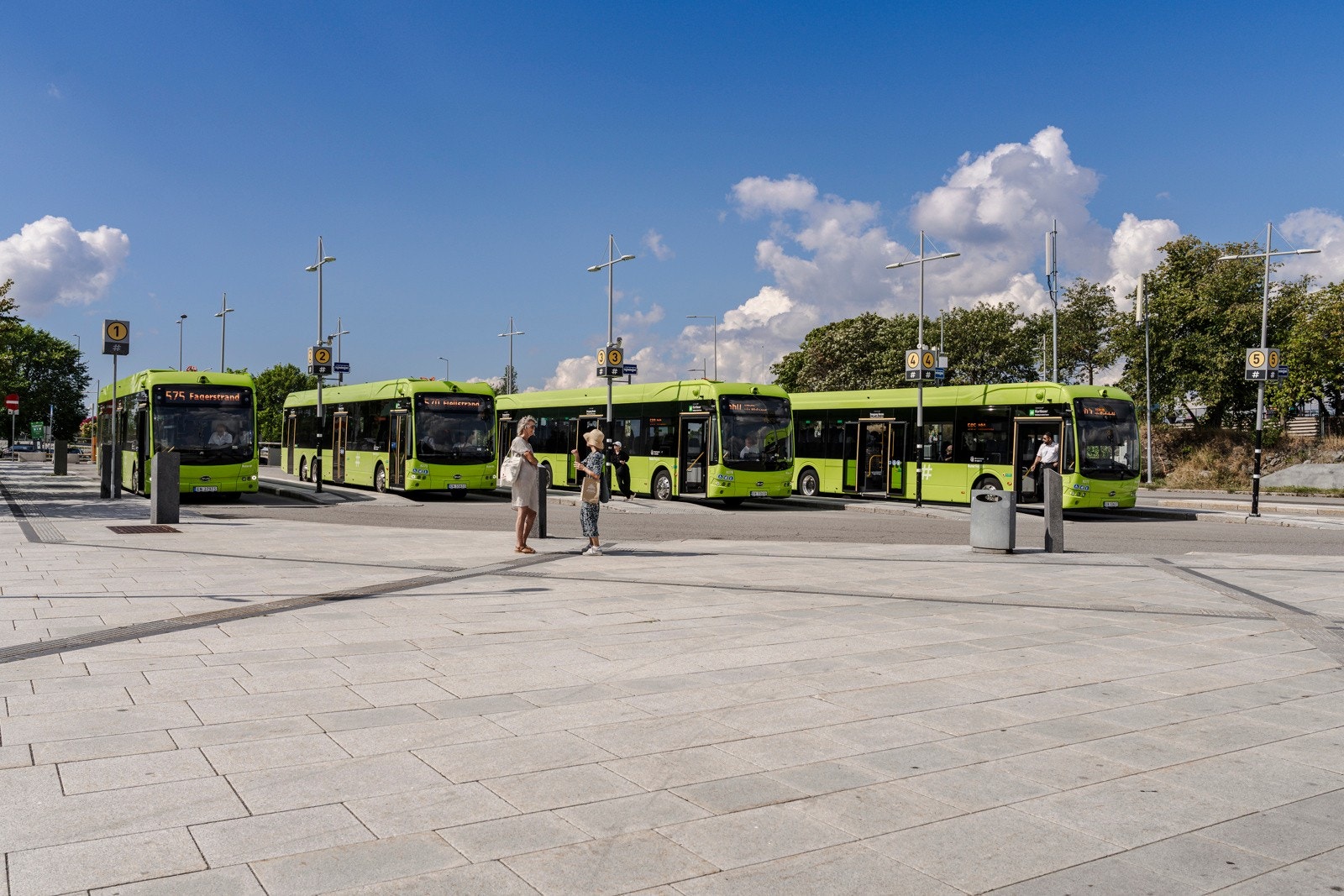 Bussene på Nesodden korresponderer med hurtigbåten fra Nesoddtangen brygge - perfekt for pendlere. Galleribilde