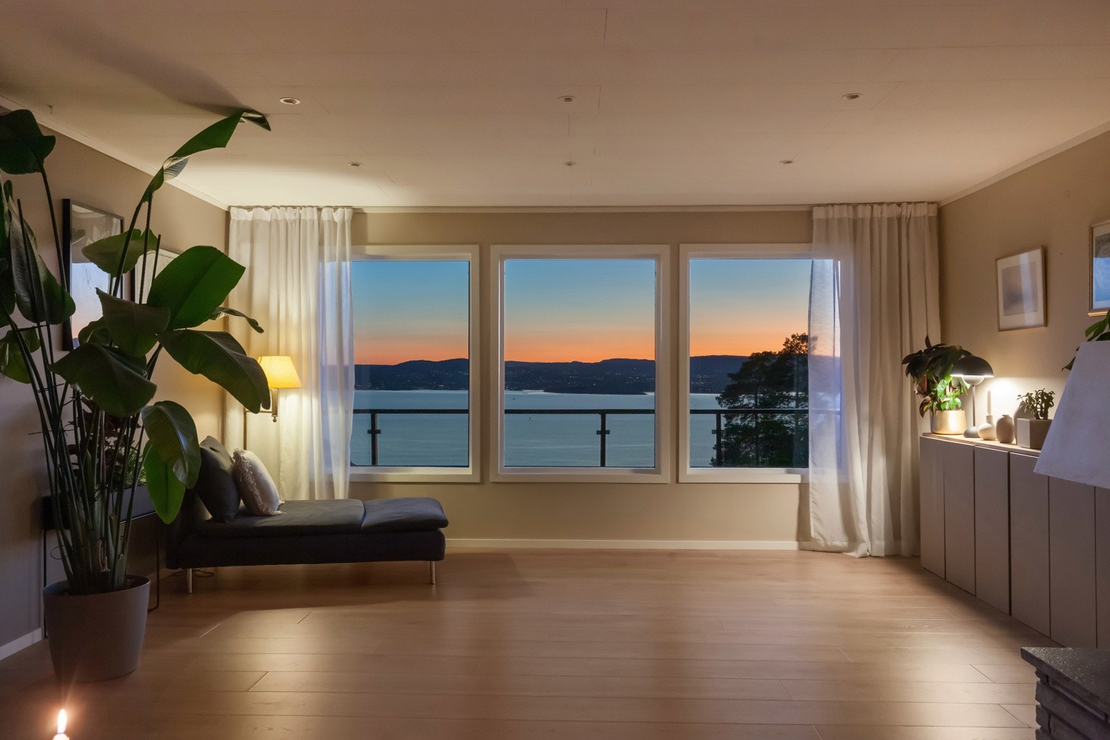 Her kan du nyte en imponerende panoramautsikt over Oslofjorden, med vakre solnedganger som en del av hverdagen. Store vindusflater og fin åpen løsning gir romfølelse og et fantastisk lysinnslipp. Galleribilde