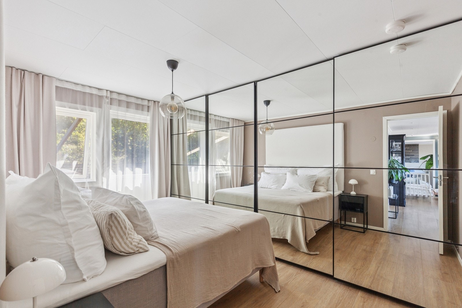 Hovedsoverommet er av god størrelse, med mye plass for oppbevaring i skap med speil, i tillegg god plass til stor dobbeltseng med ønskede sidebord. Galleribilde