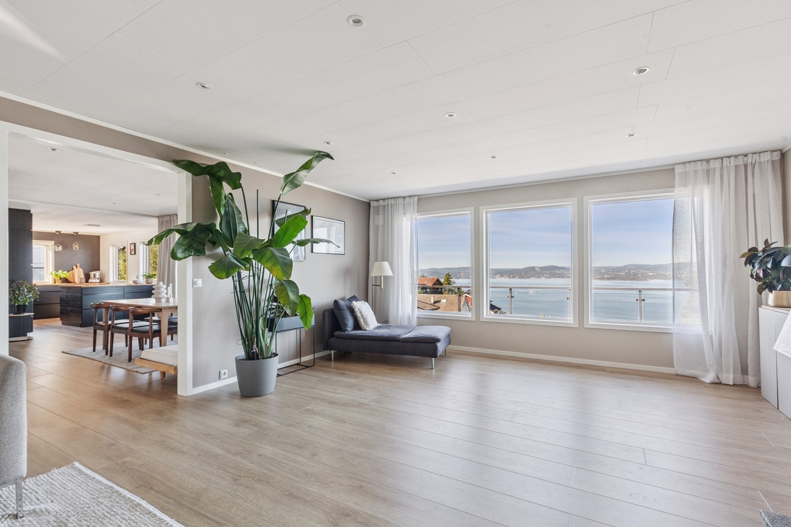 Den åpne løsningen gir fin fleksibilitet både til hverdag og fest! Galleribilde