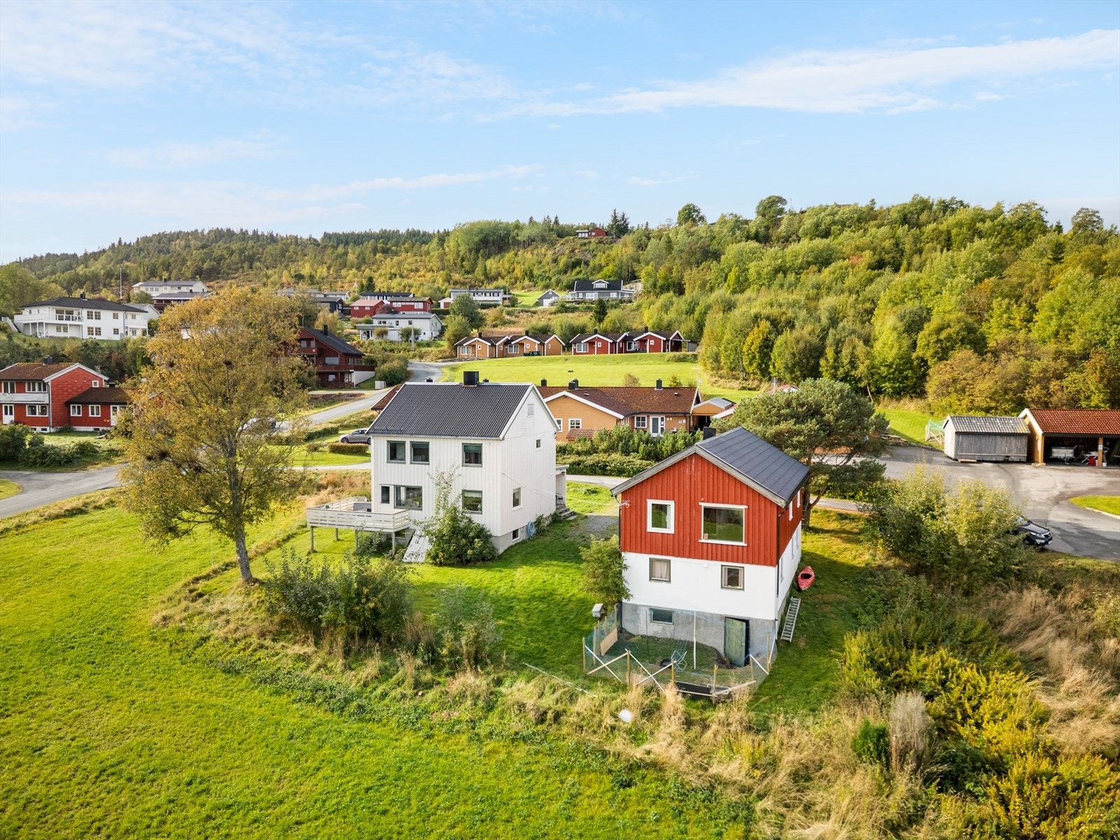 Stor eiendom med to boliger. Flott utsikt. Sentralt i Lensvik. Foto v/ Haukdal, Interiørfoto Galleribilde