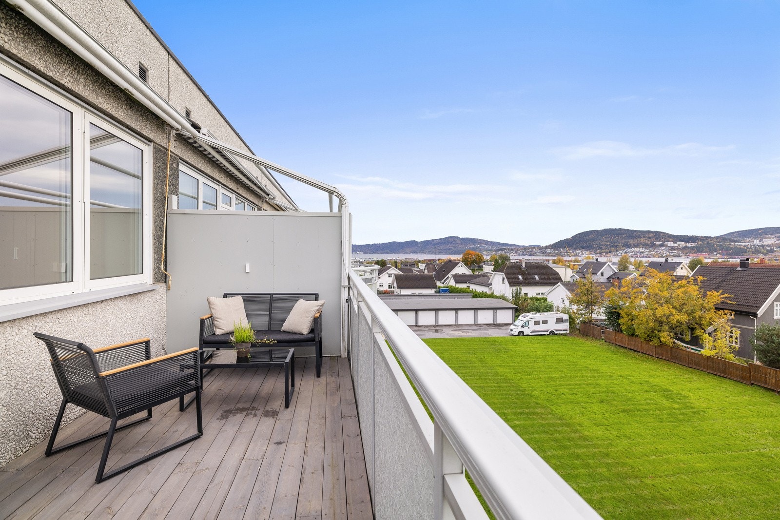 Utenfor stue og kjøkken er det 12 kvm sydvestvendt balkong. Galleribilde