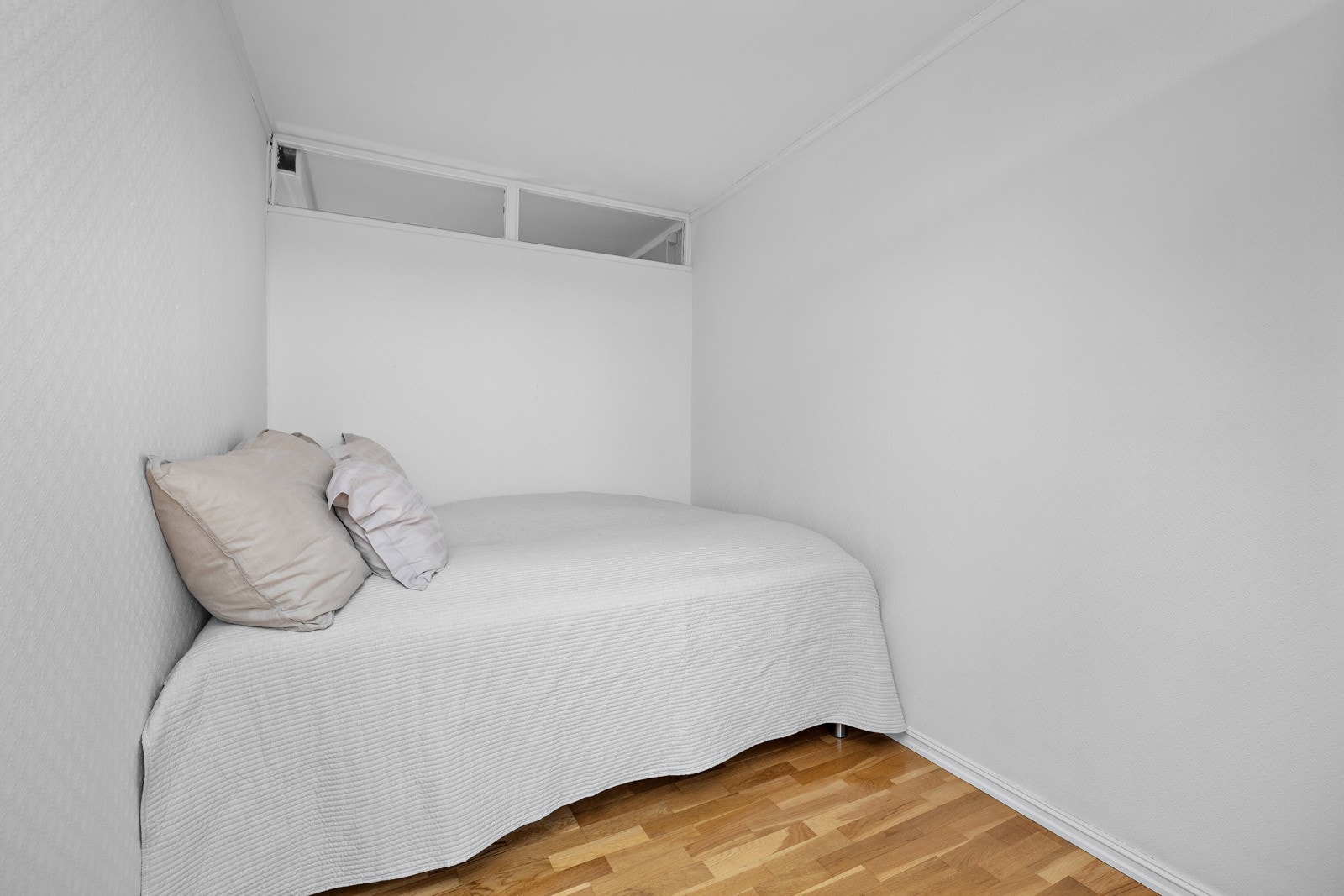 Soverom med plass til dobbeltseng. Galleribilde