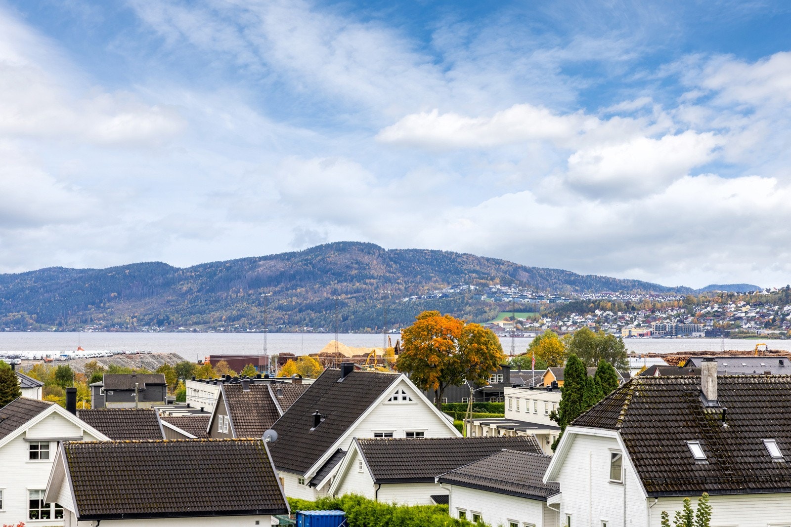 Leiligheten ligger høyt og fritt uten gjenboere og med fjordutsikt og gode solforhold. Galleribilde